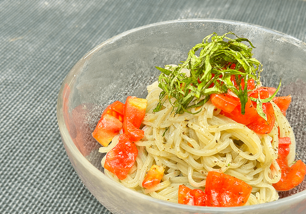玄米モリンガ麺で作る!梅と大葉のトマトパスタ