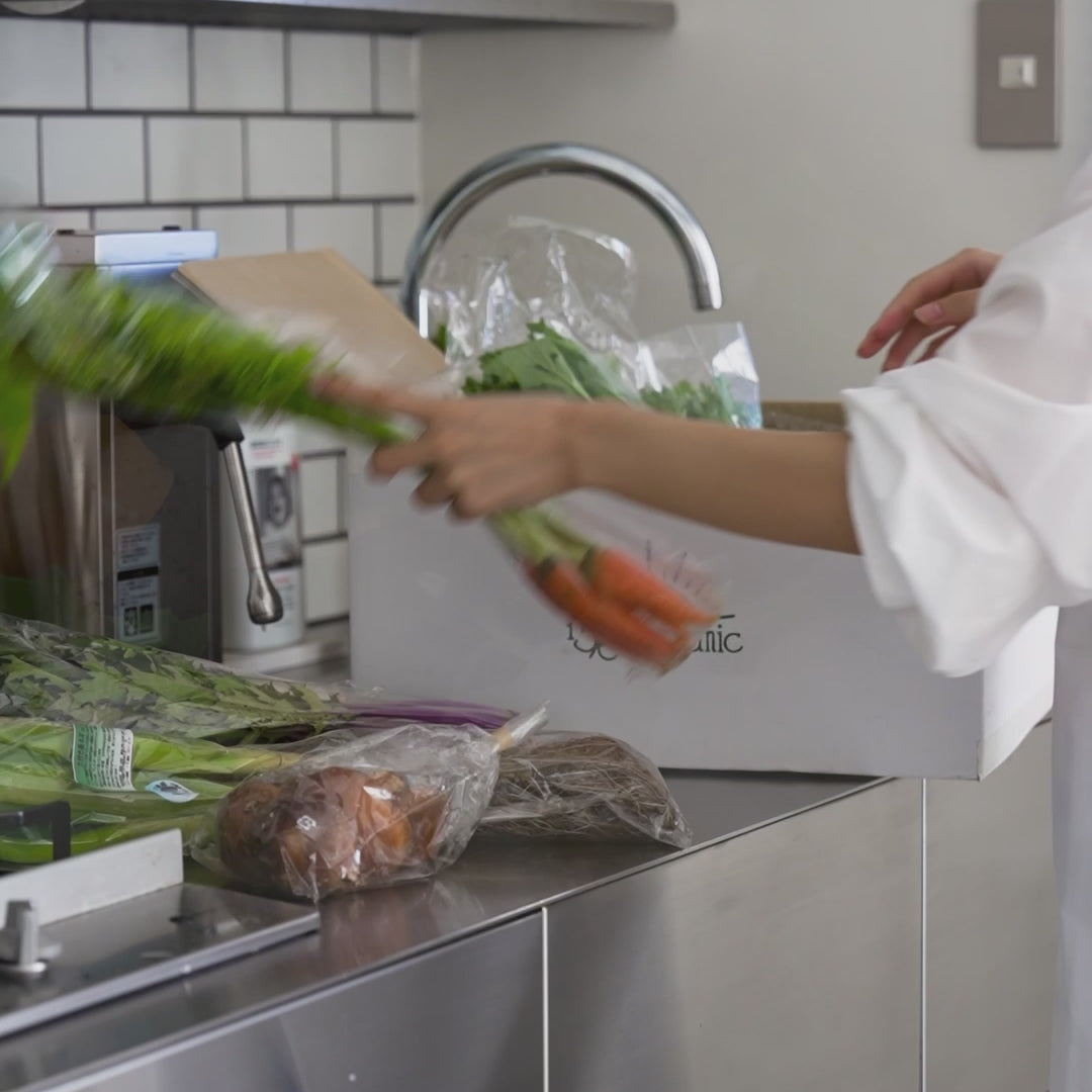 Load and play video in Gallery viewer, 【15/e organic】季節のお野菜セット!(L/M)