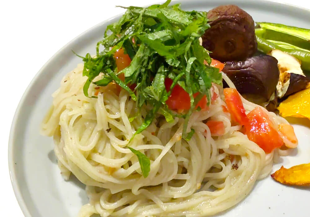 玄米モリンガ麺で作る！梅と大葉のトマトパスタ