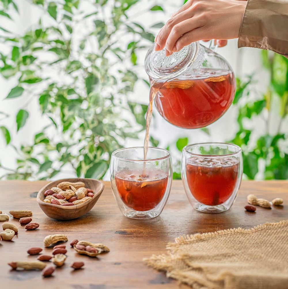 あんばい農園の落花生のお茶（落楽茶）を注いでいるところ
